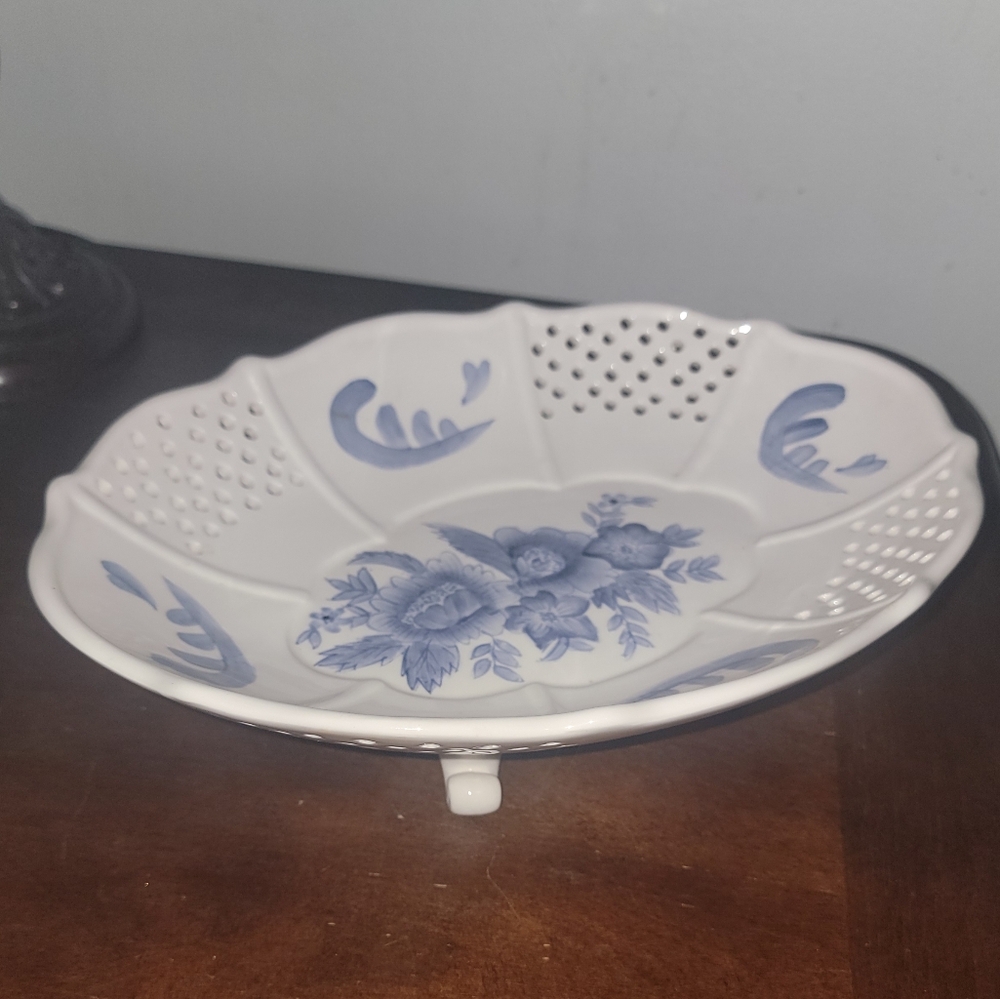 White Oval Platte Cutout Blue Floral 4 Footed Dish